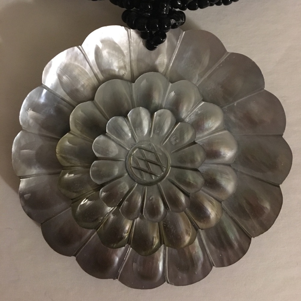 Bead necklace with flower shell pendent - Picture 2 of 4